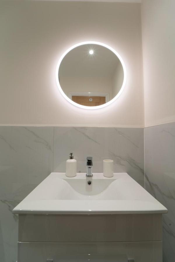 Foundry Farm Apartment เฮกแซม ภายนอก รูปภาพ